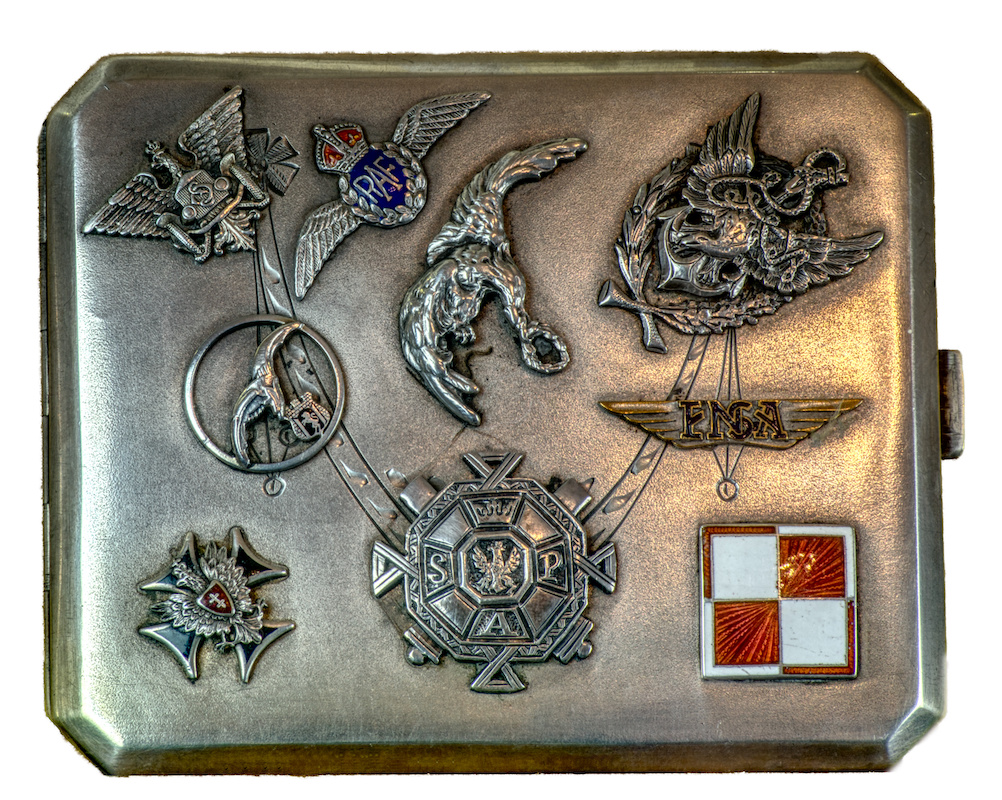 Przed wojenna srebrna papierośnica z odznakami