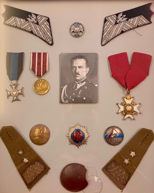 Virtuti Militari, the Most Honourable Order of the Bath i inne pamiątki po gen. dyw. J. Głuchowskim