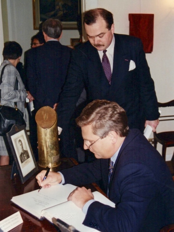 Prezydent A. Kwaśniewski podpisuje księgę gości - październik 1996