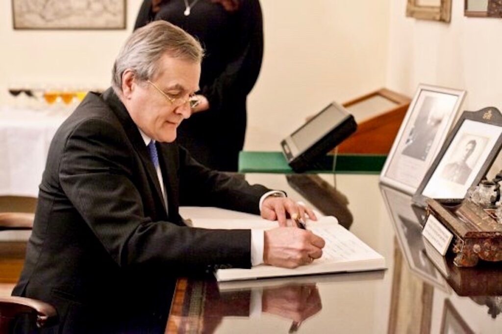 Premier P. Gliński podpisuje księgę gości – marzec 2016