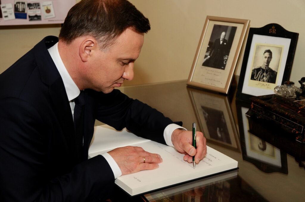 Prezydent A. Duda podpisuje księgę gości - wrzesień 2015