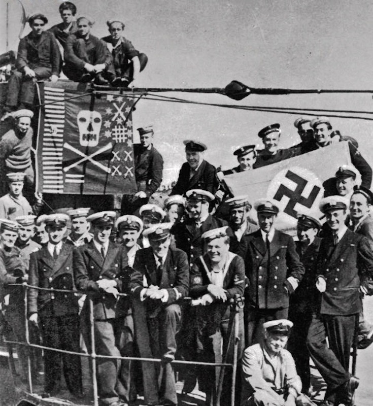 Załoga ORP Sokół z niemiecką flagą ze swastyką i Jolly Roger