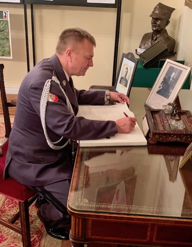 Gen. dyw. pil. D. Malinowski podpisuje księgę gości 04.10.2021